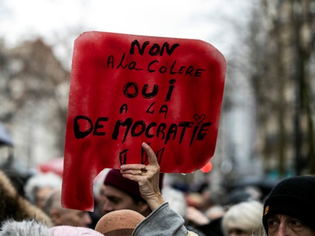 Против «желтых жилетов»: Во Франции прошла многотысячная акция «красных шарфов» (ФОТО)