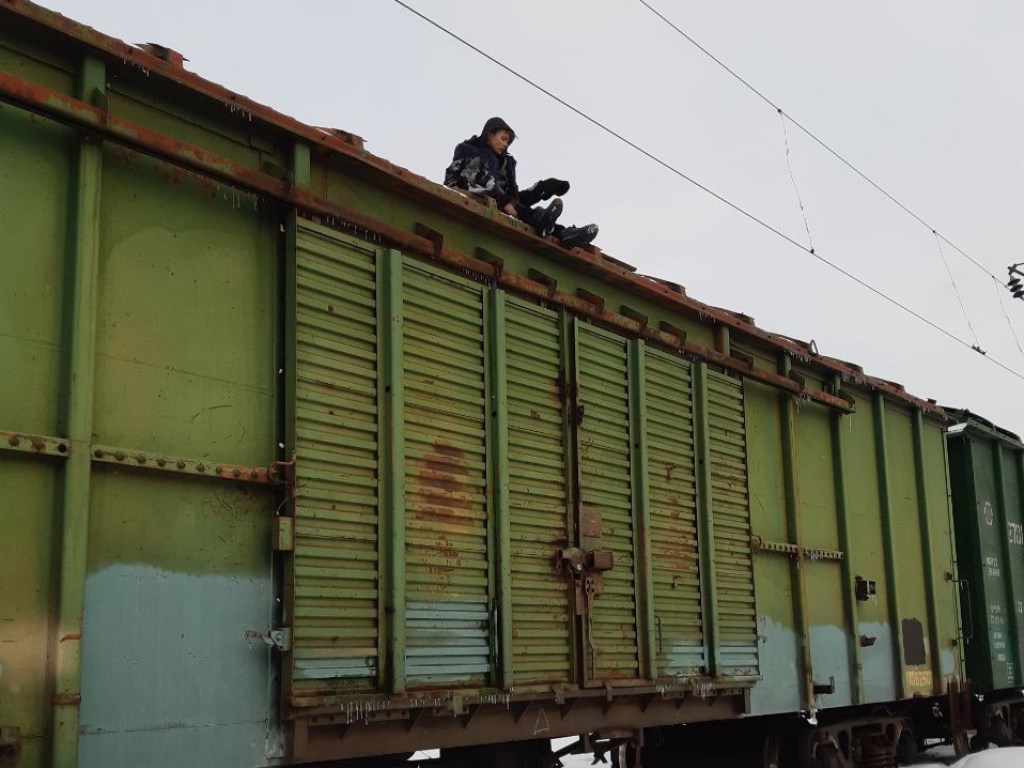 В Кропивницком ребенок залез на крышу грузового поезда и его ударило током (ФОТО)