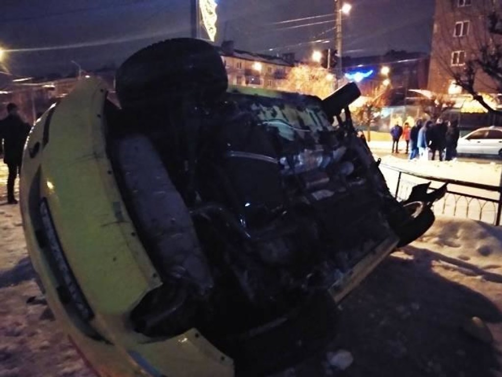 В Краматорске Донецкой области пьяный водитель снес дорожный знак и перевернулся (ФОТО)