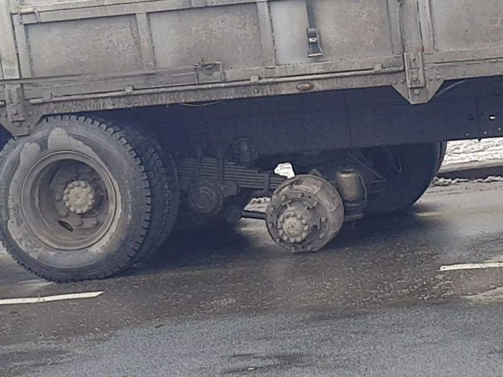 В Николаеве колеса грузовика проломили крышу дома и «влетели» в автомобиль (ФОТО, ВИДЕО)