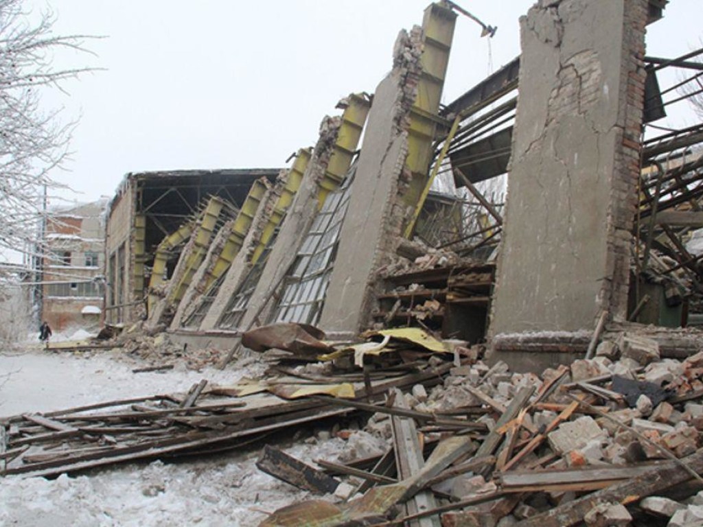 На Донбассе обрушилось здание завода: есть жертва (ФОТО)