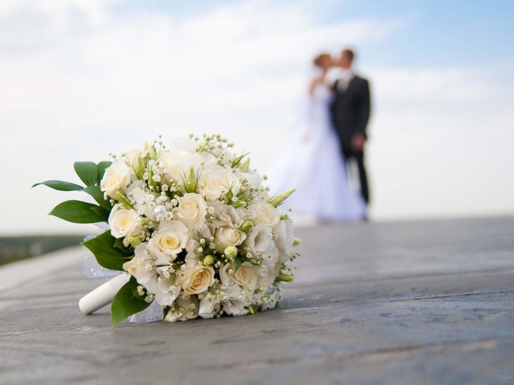 На свадьбе во Владикавказе жених дважды уронил невесту (ВИДЕО)