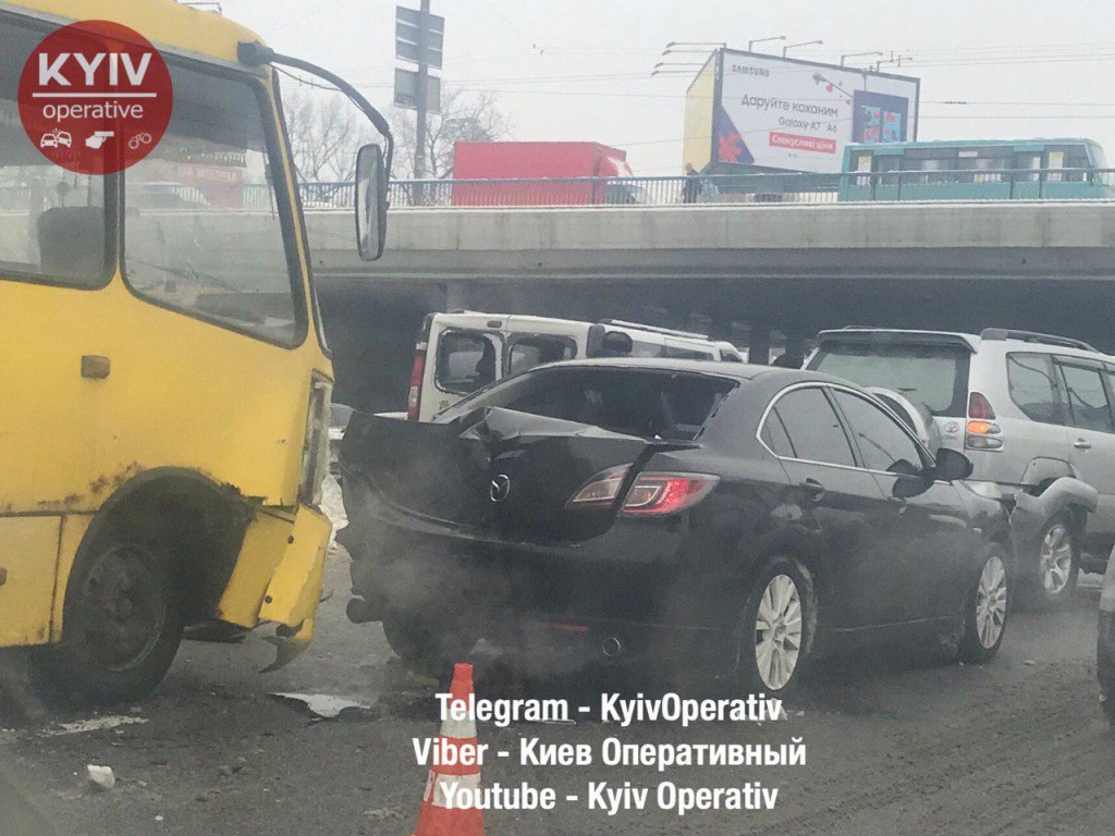 На Святошино в Киеве случилось тройное ДТП с участием маршрутки (ВИДЕО)