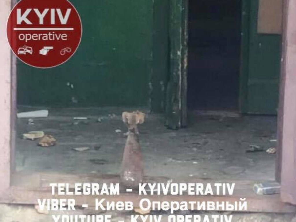 В одном из подъездов Киева наркоманы разобрали мину в поисках закладки (ФОТО)