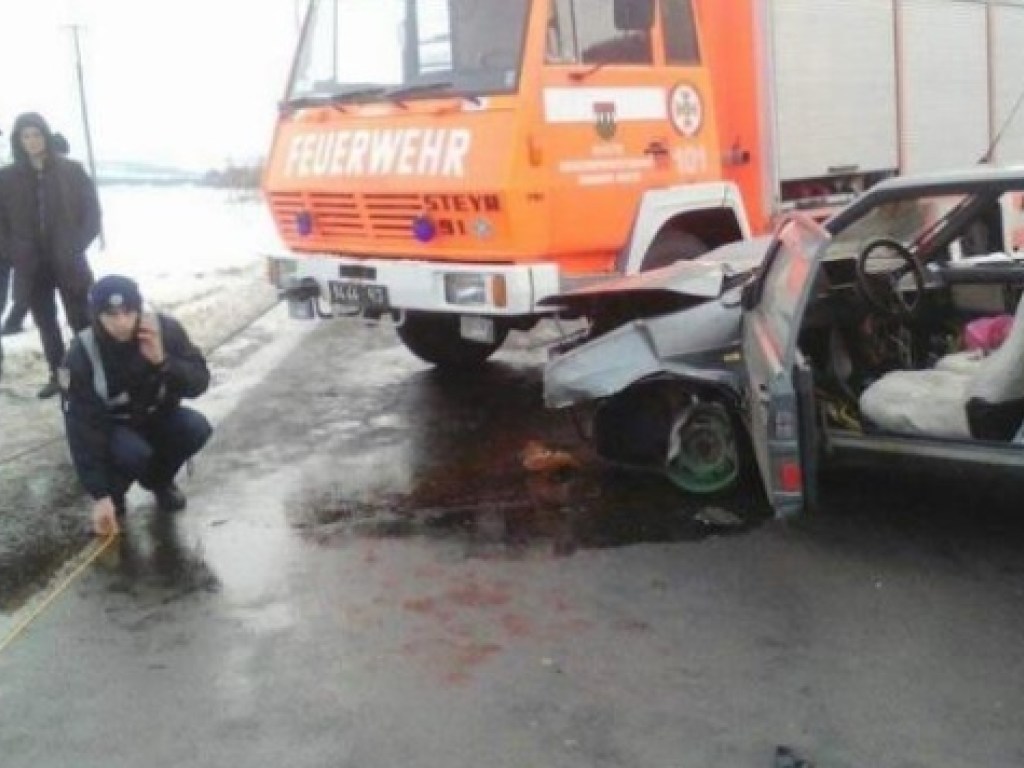 Из-за масштабной аварии возле Ужгорода перекрыта трасса Киев-Чоп (ФОТО)