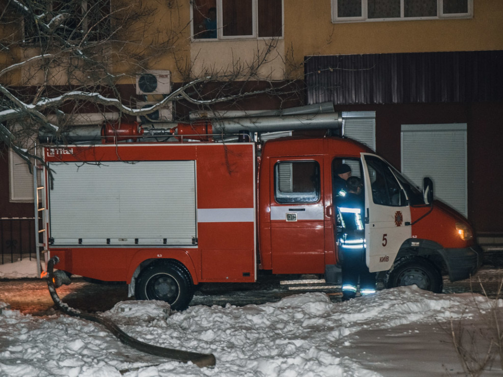 Пьяные бездомные сожгли частный дом в Киеве (ФОТО, ВИДЕО)