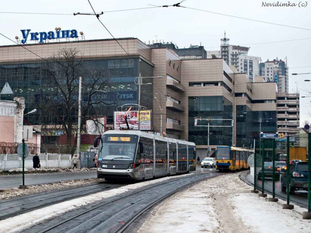 В Киеве трамвай слетел с рельс и стал поперек дороги (ВИДЕО)