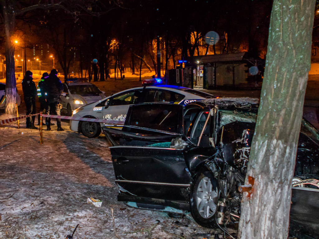 В Днепре Volkswagen влетел в дерево, есть пострадавшие (ФОТО, ВИДЕО)