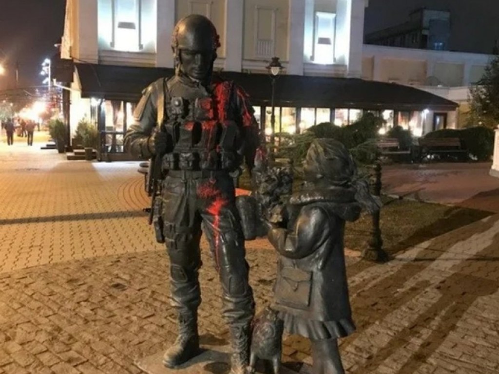 В Крыму пьяный мужчина облил красной краской памятник «вежливым людям» (ФОТО)