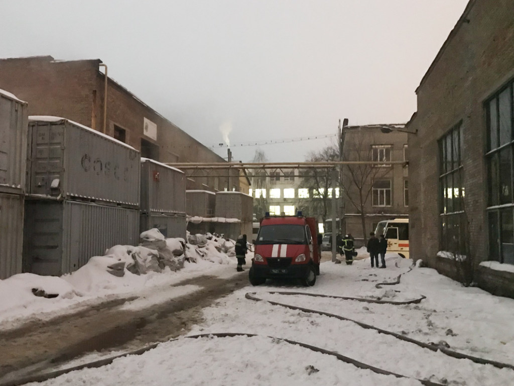 В Киеве произошел мощный пожар на радиозаводе (ФОТО, ВИДЕО)