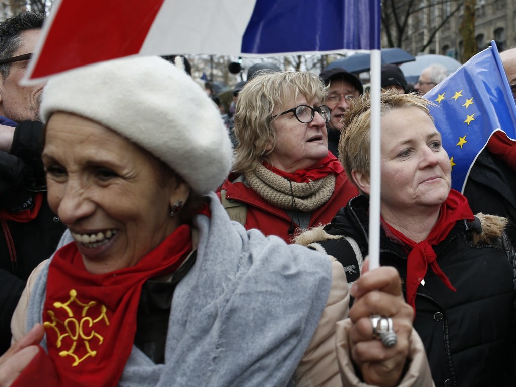 Политолог: Задача «красных шарфов» &#8212; не допустить распространения протестов на другие регионы Франции