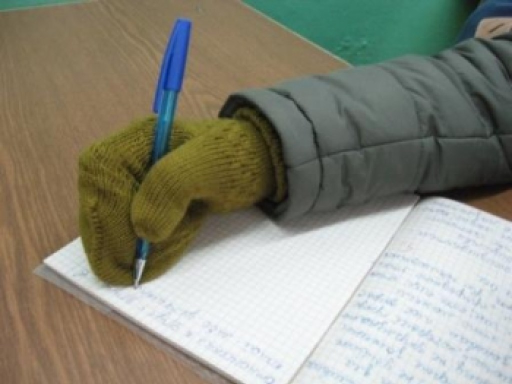 Жуткий холод в классах: Мелитопольские школьники занимаются в верхней одежде