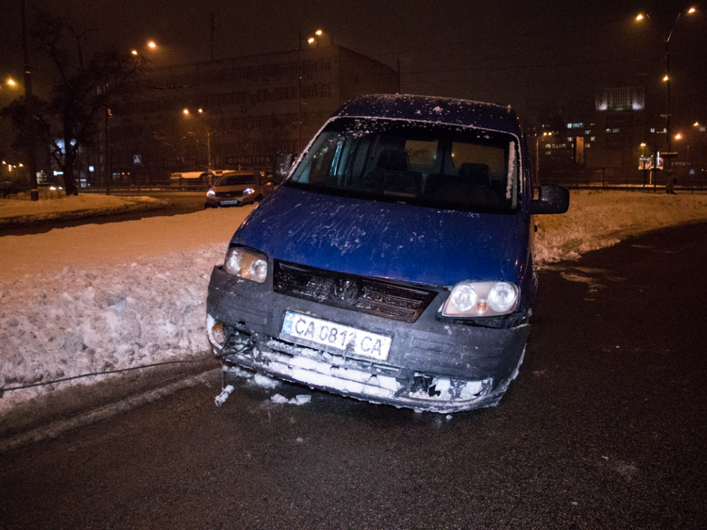 В Киеве Volkswagen вылетел на обочину и снес столб (ФОТО)
