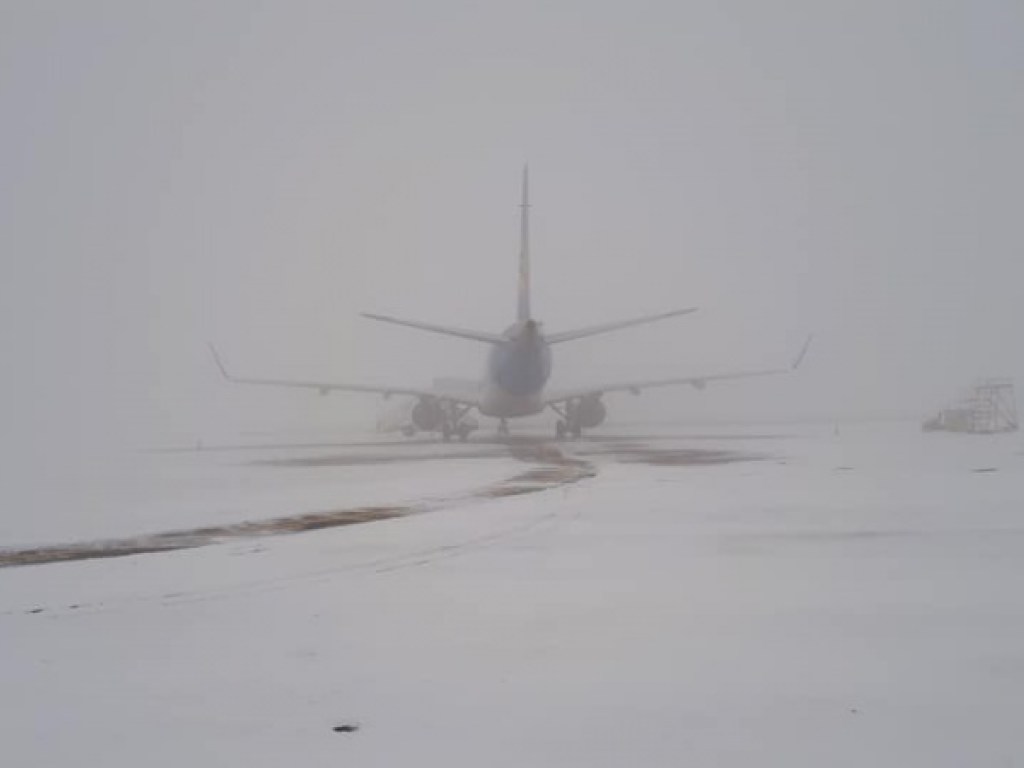Черновцы окутал туман: авиарейсы до Киева задерживаются на несколько часов (ФОТО)