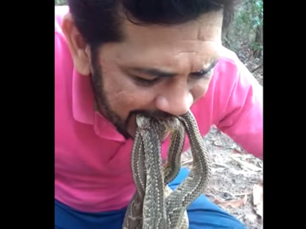 Во имя лесов Амазонии: Активист засунул в рот гремучих змей, привлекая внимание общества (ВИДЕО)