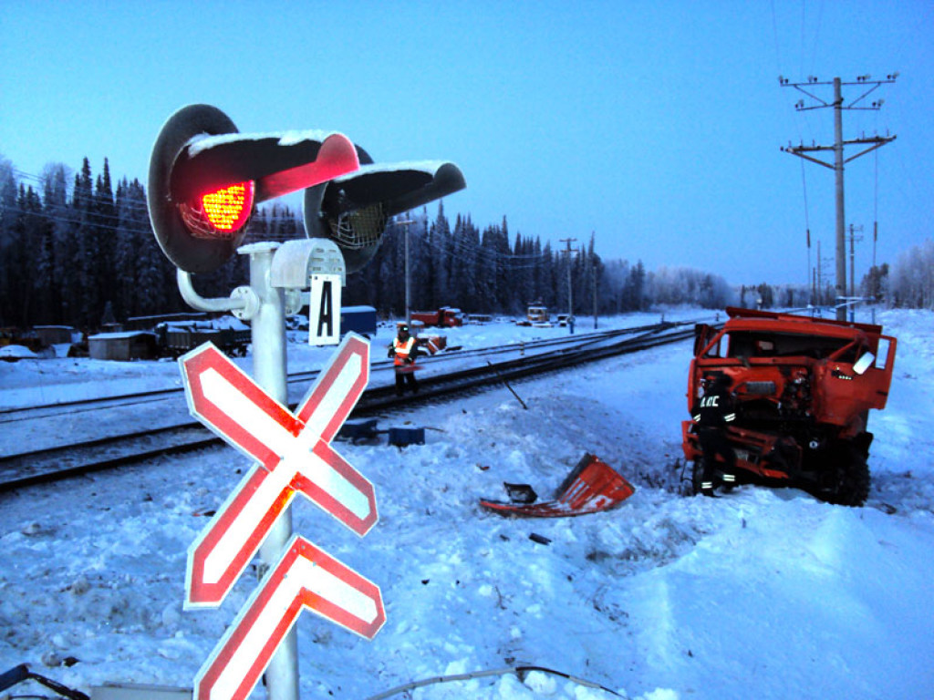 Гололед остановил фуры: в Кременчуге на железнодорожном переезде застряли три грузовика (ФОТО)