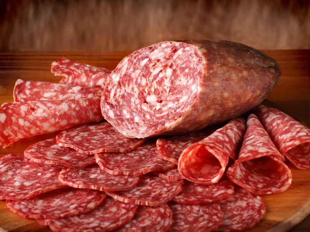 Диетолог рассказал об опасных для здоровья компонентах копченых колбас и сосисок