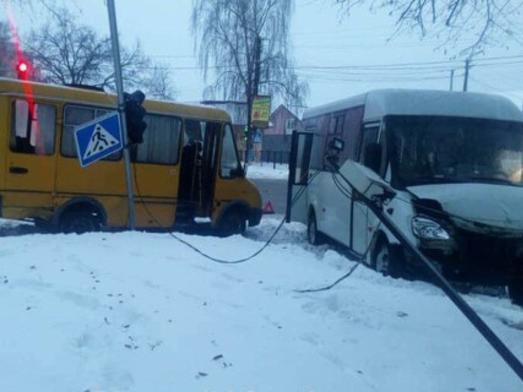 Торопились к перекрестку: под Киевом столкнулись две маршрутки