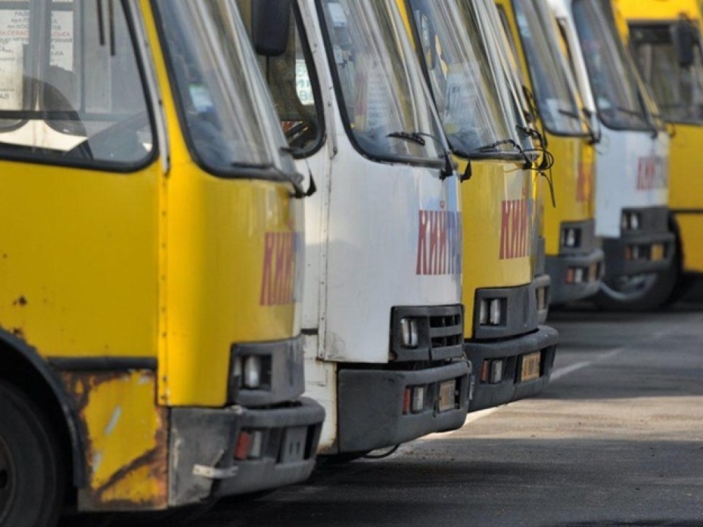 В Киеве подрались водители двух маршруток, пострадали пассажиры (ВИДЕО)