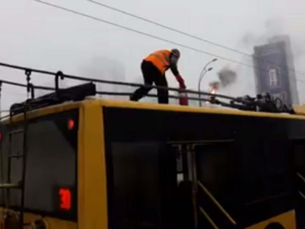 Пожар тушили снегом: в Киеве у «Радиорынка» загорелся троллейбус (ВИДЕО)