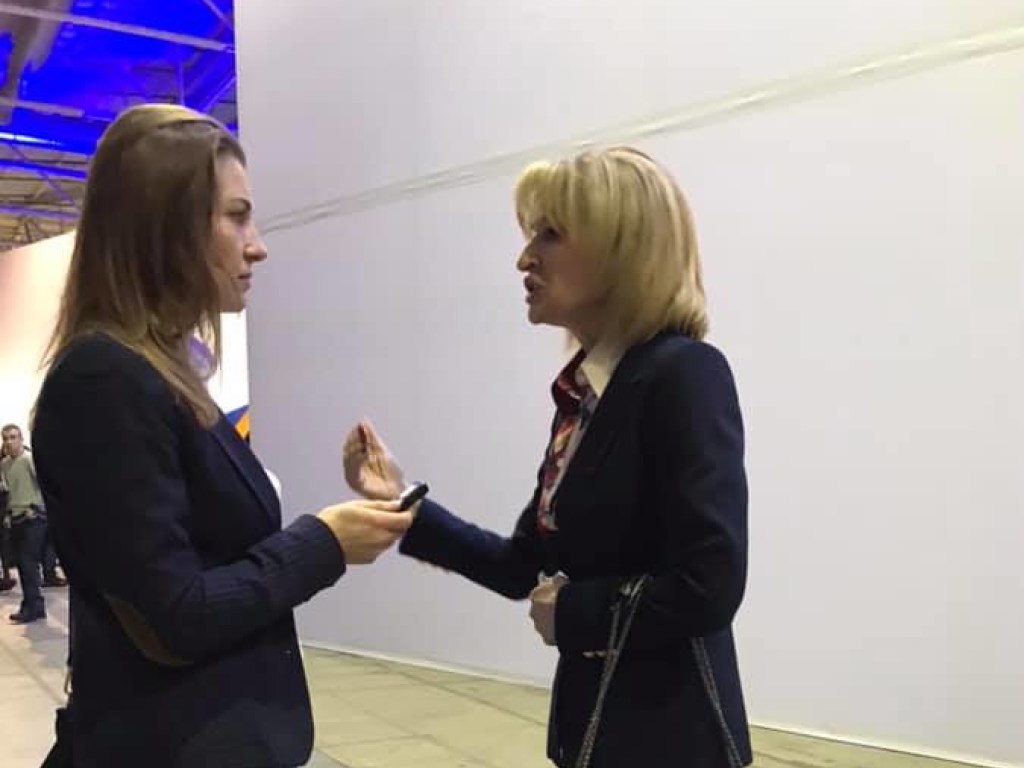Ирина Луценко явилась на форум самовыдвижения Порошенко с сумкой Valentino за 3 тысячи долларов (ФОТО)