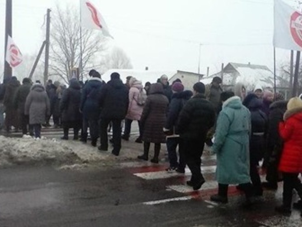 Под Киевом люди заблокировали трассу из-за строительства мусороперерабатывающего завода (ФОТО, ВИДЕО)