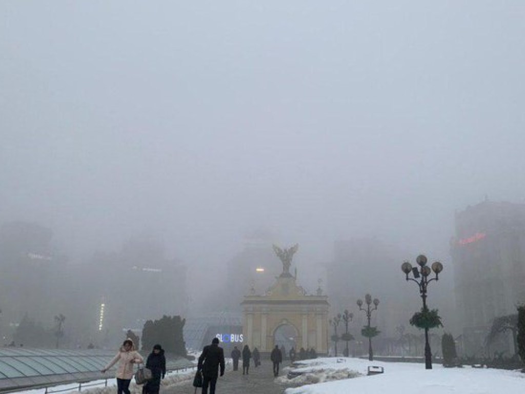 Киевлян огорошил плотный туман: появились впечатляющие фото