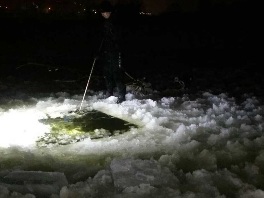 В заливе Собачье устье в Киеве рыбаки обнаружили труп ранее пропавшего парня (ФОТО)
