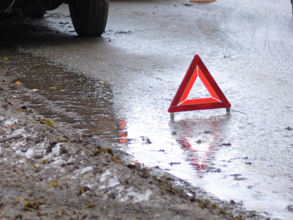 В Ужгороде водитель Volkswagen во время погони влетел в дерево (ВИДЕО)