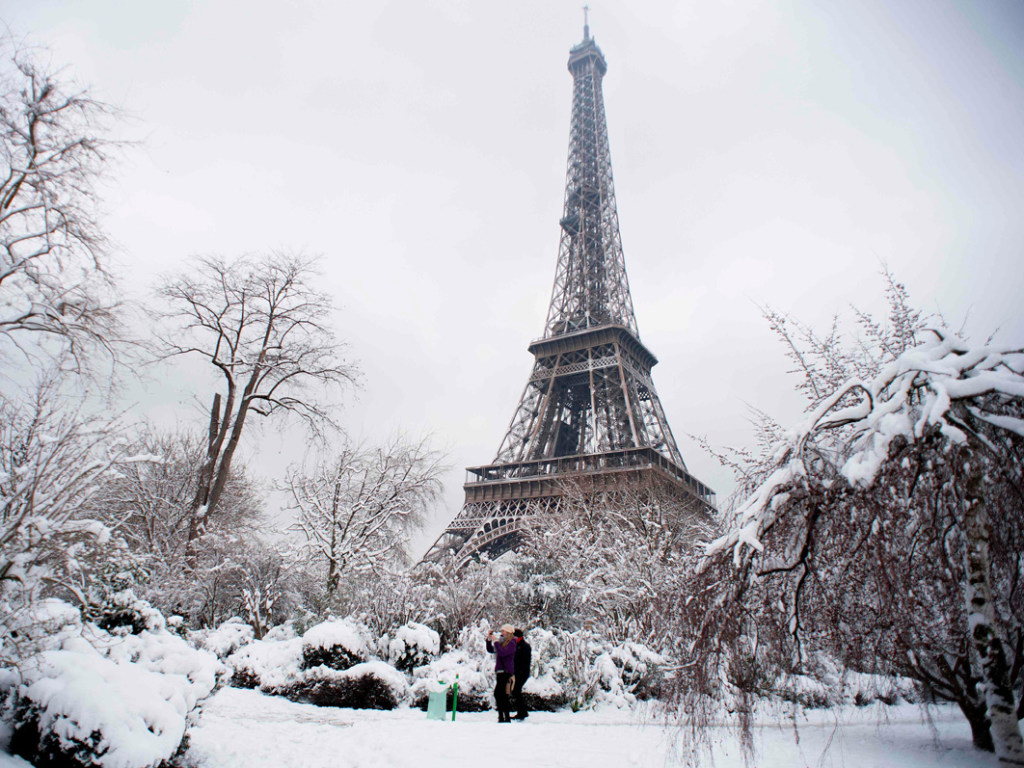 Снежный шторм во Франции: десятки тысяч домов остались без электричества (ВИДЕО)