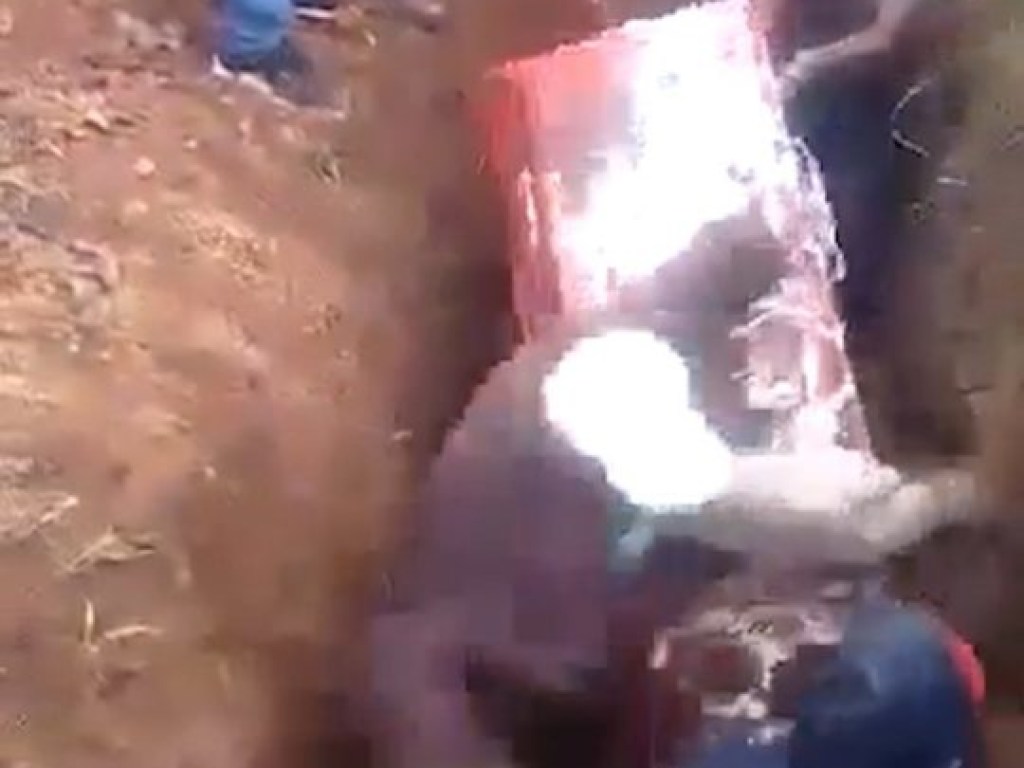 Перуанец во время похорон рухнул в могильную яму и повредил гроб (ВИДЕО)