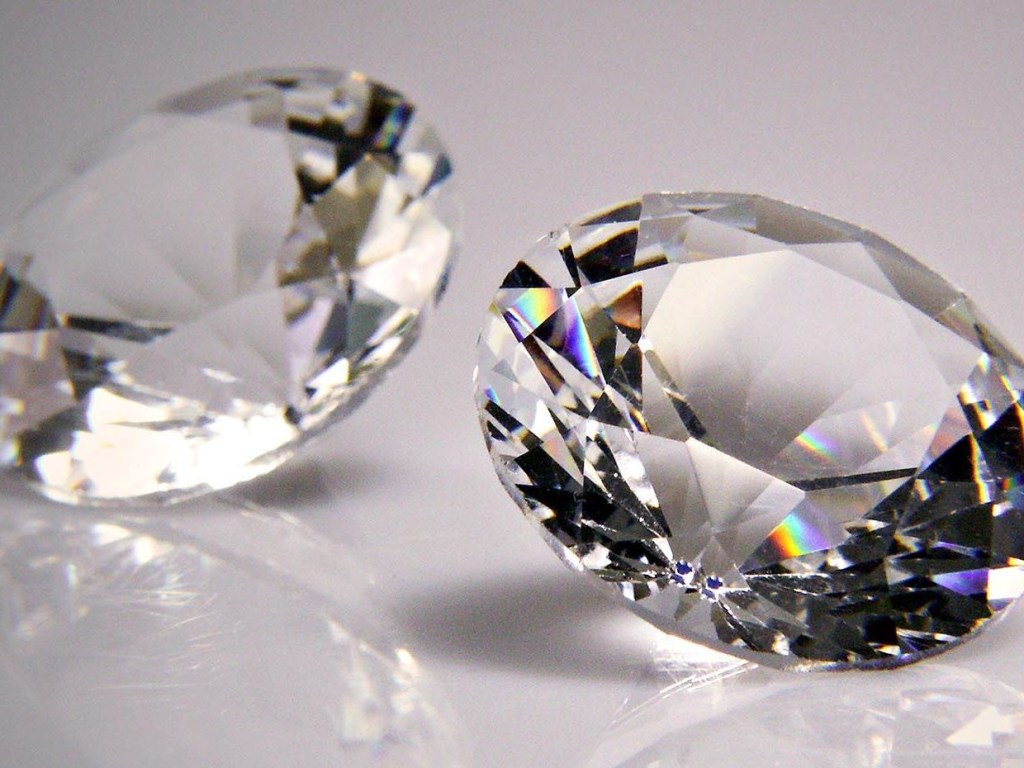 На алмазной бирже Израиля мужчина украл чемодан с бриллиантами (ВИДЕО)