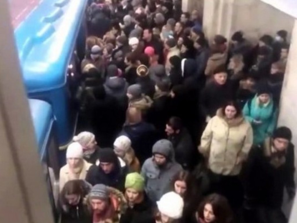 В киевском метро произошла давка из-за iPhone (ФОТО)