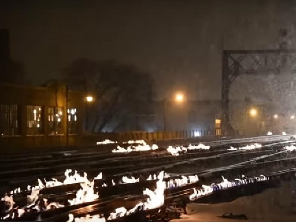 В США из-за сильных морозов железнодорожники поджигают рельсы (ФОТО, ВИДЕО)