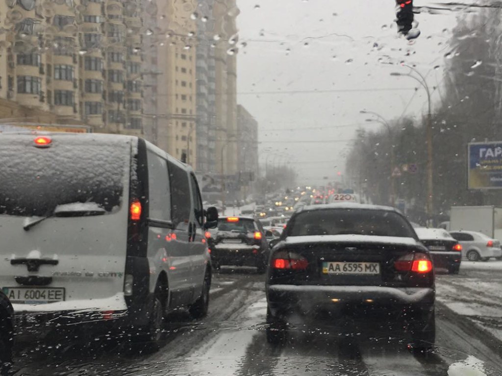 Произошло 29 ДТП: утром в Киеве уровень пробок достиг 7 баллов (КАРТА)