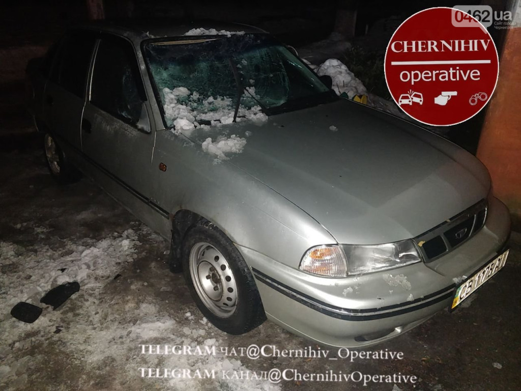 Январская оттепель: глыбой льда разбило автомобиль жителя Чернигова (ФОТО)