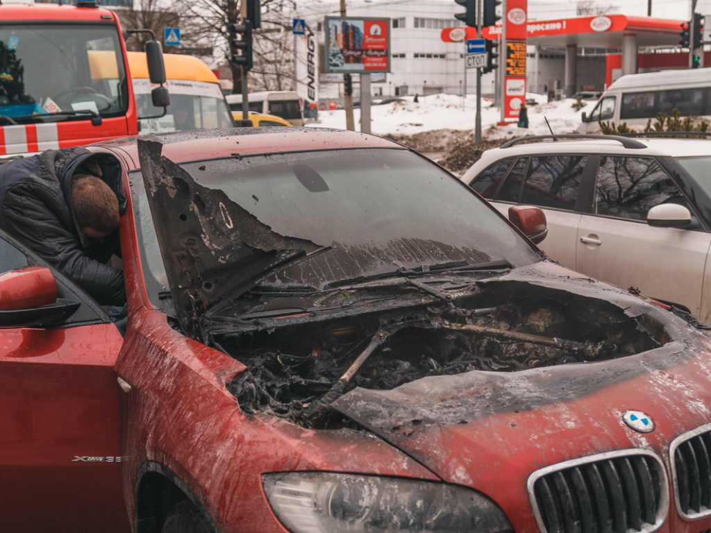 В Днепре на проспекте Гагарина горел BMW, образовалась пробка (ФОТО, ВИДЕО)