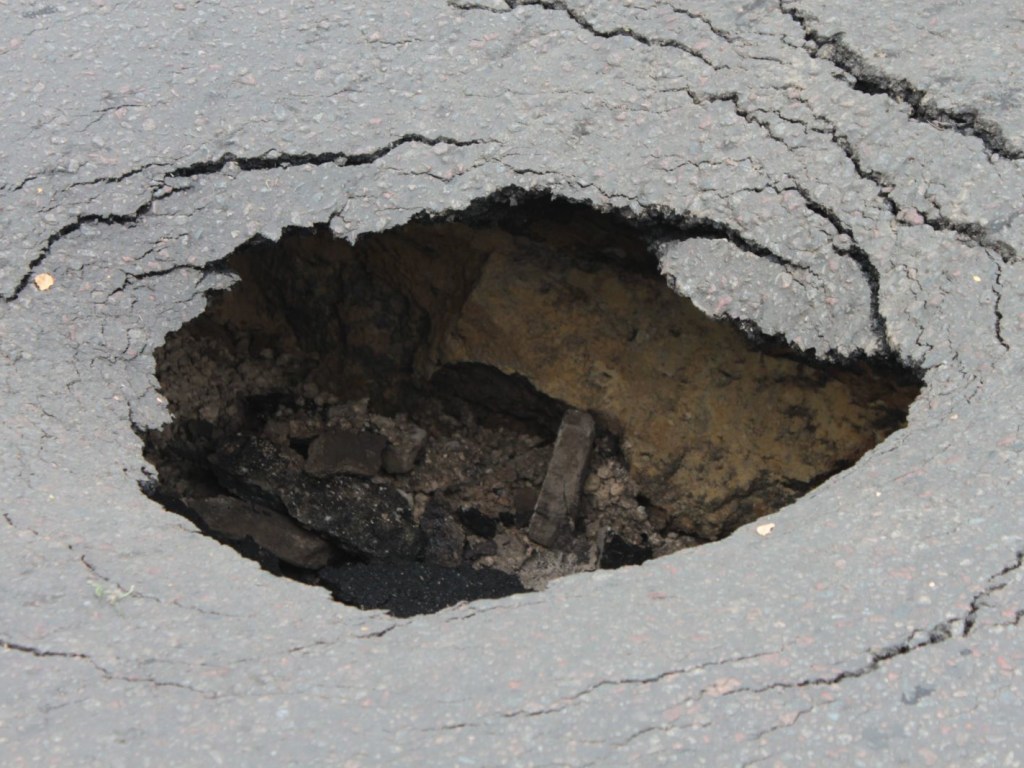 Во Львовской области авто провалилось под асфальт (ВИДЕО)