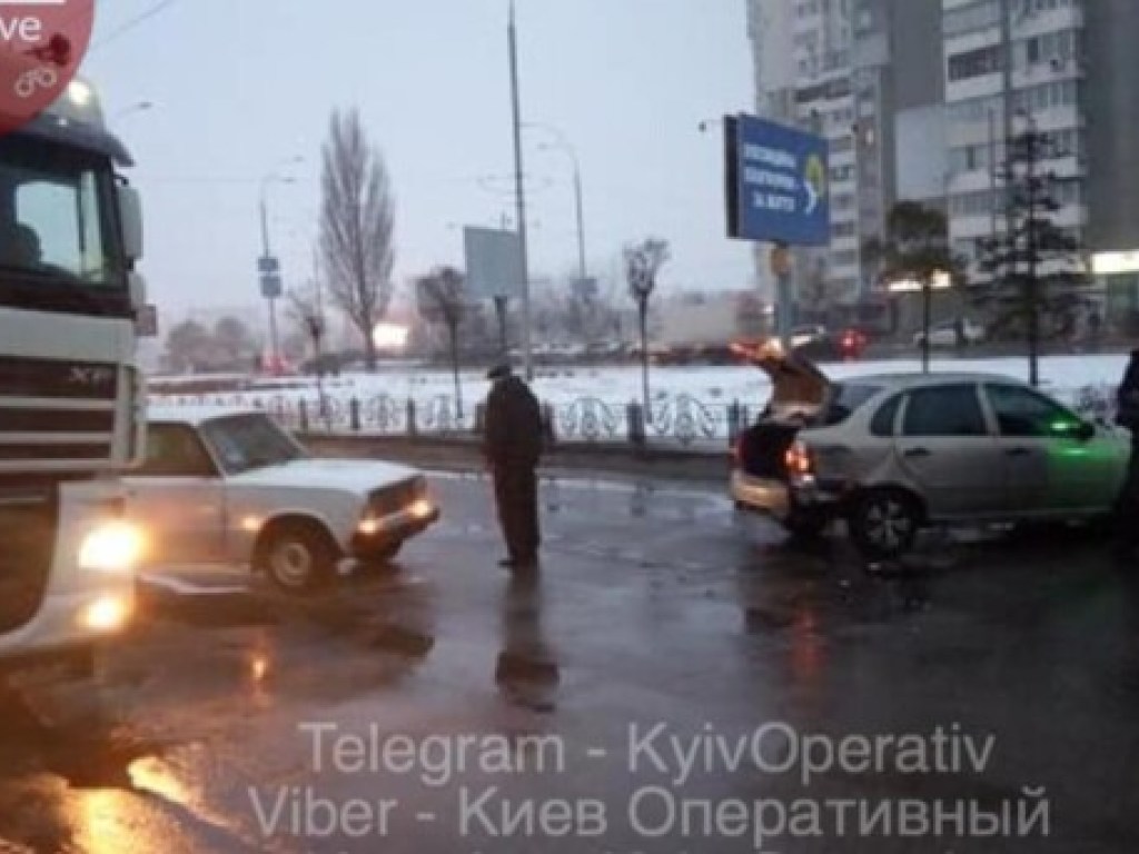 На Оболони в Киеве произошло ДТП: заблокировано движение в сторону метро «Почайна» (ФОТО)