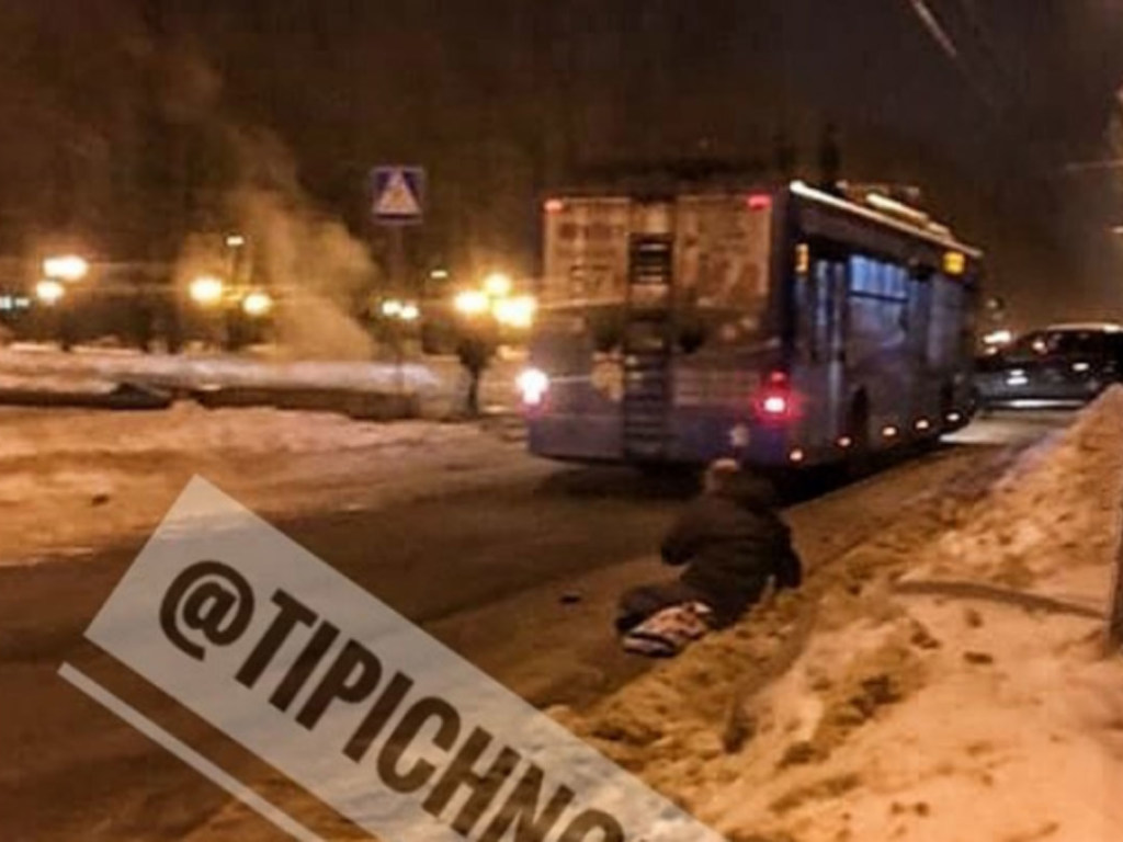 В Харькове из троллейбуса выбросили мужчину: пострадавшего увезли на скорой помощи (ФОТО)