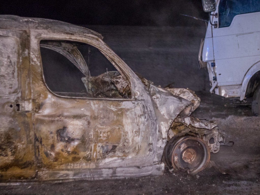 В Днепропетровской области столкнулись Renault и грузовик: водитель сгорел заживо (ФОТО, ВИДЕО)