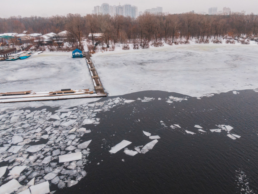 В Киеве на Гидропарке в попытке спасти пожилого рыбака под лед провалились копы (ФОТО)