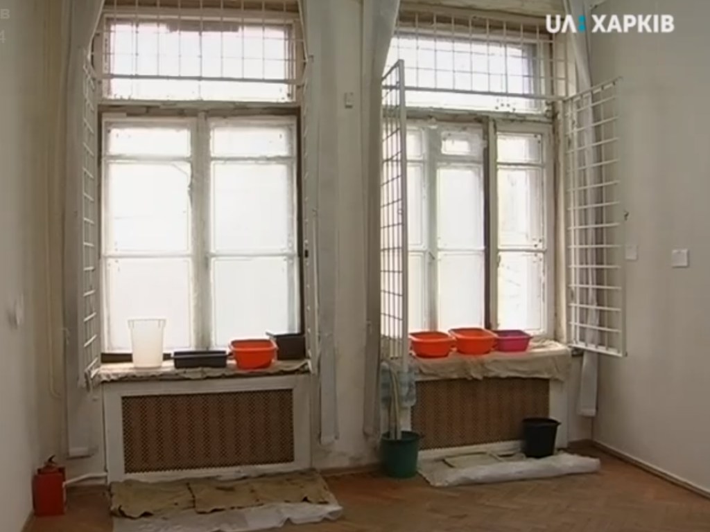 В харьковском музее потекла крыша, вода заливает экспонаты (ВИДЕО)