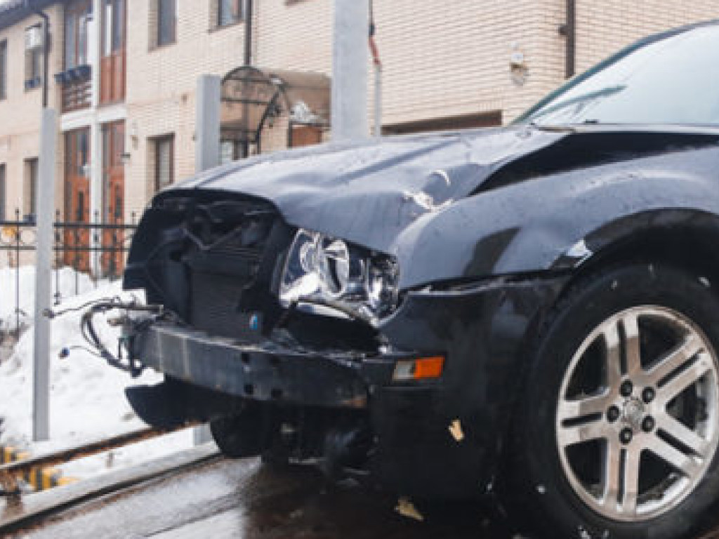 В Киеве водитель Chrysler умер за рулем, машина врезалась в забор (ФОТО)