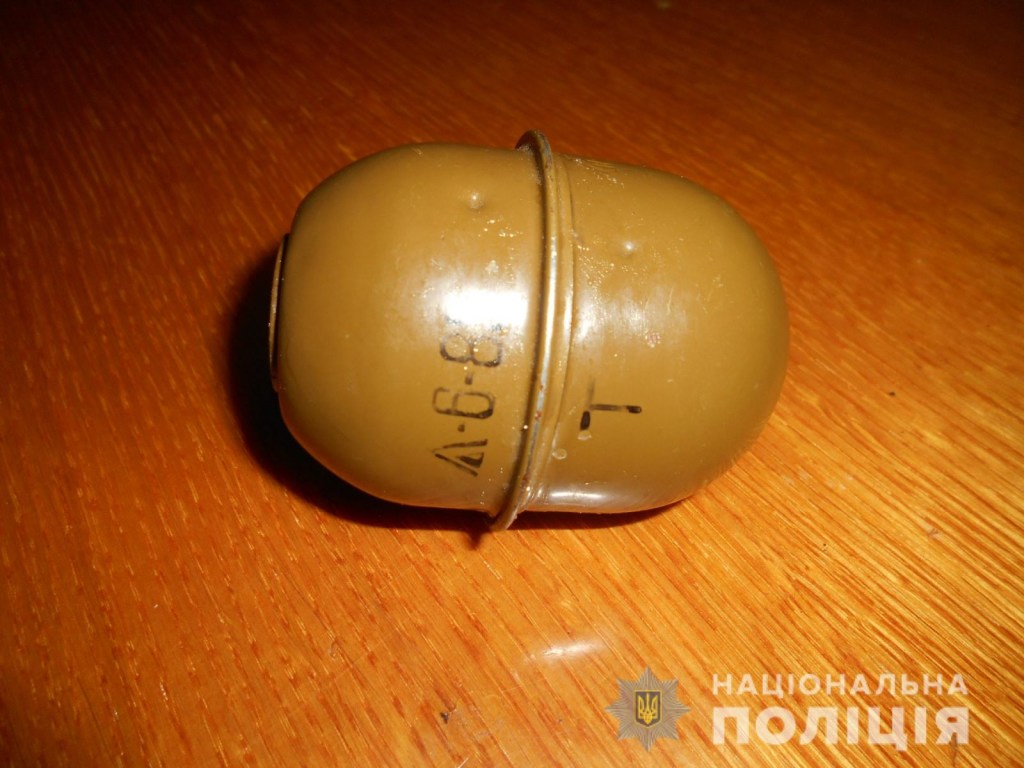 В Харькове на Южном вокзале разгуливал мужчина с гранатой (ФОТО)