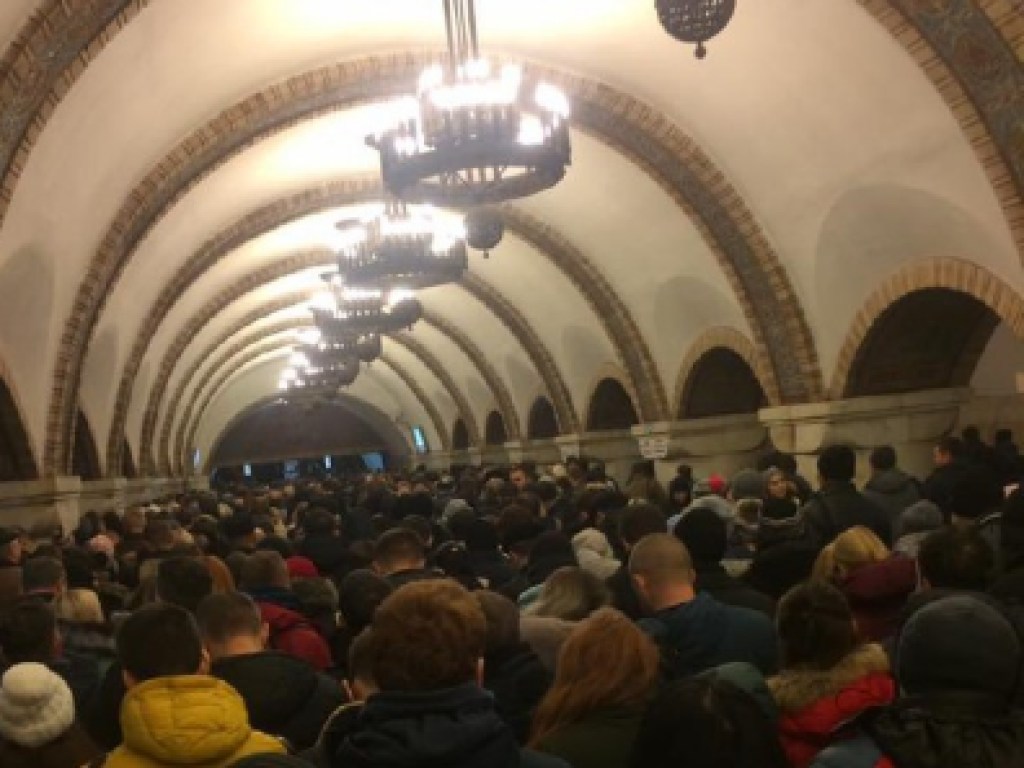 В Киеве со станций метро «Крещатик» и «Майдан» срочно эвакуировали людей
