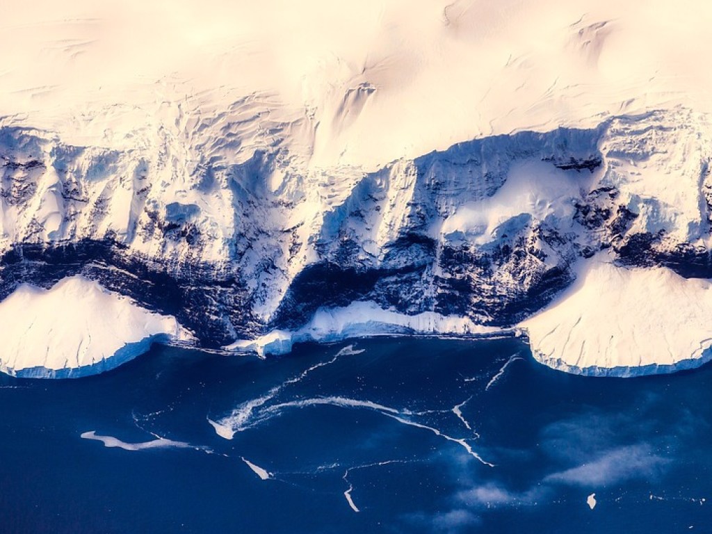 На леднике в Антарктиде обнаружили громадную полость
