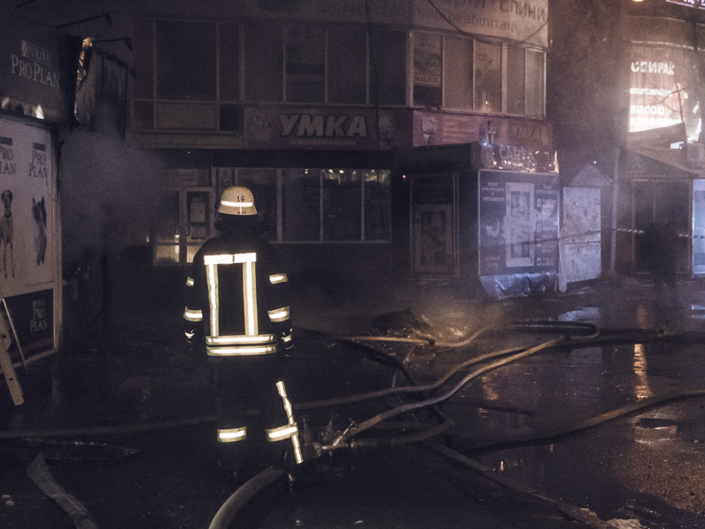 У станции метро «Дарница» в Киеве сожгли МАФы (ФОТО, ВИДЕО)