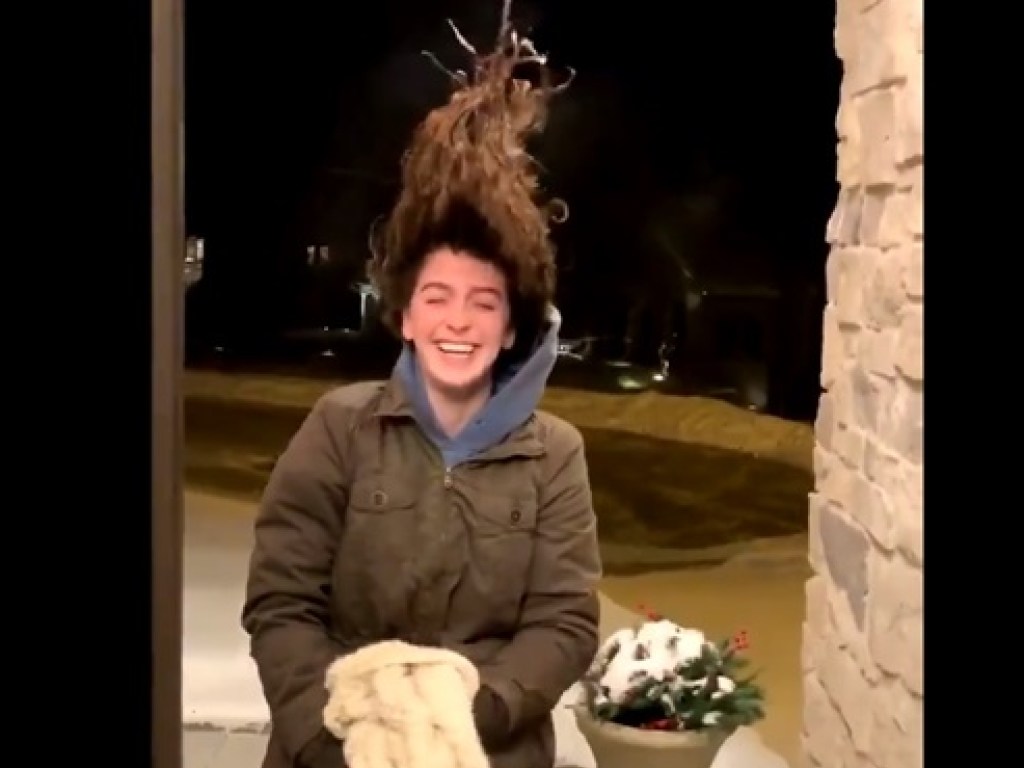 В Сети набирает популярность ролик с замерзшими волосами американки (ВИДЕО)