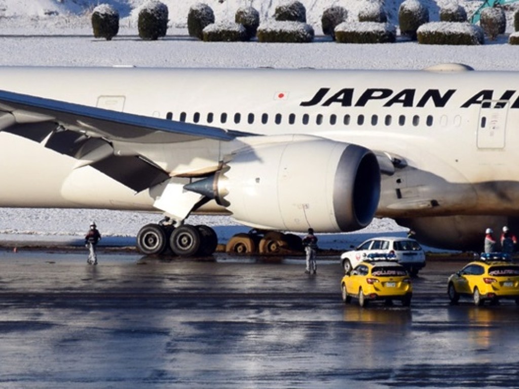 В Токио самолет с 200 пассажирами на борту выкатился за взлетно-посадочную полосу из-за снега (ФОТО) 